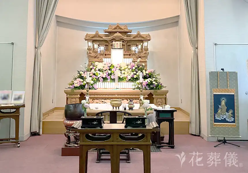 花葬儀の花祭壇　深い愛情と驚くほど繊細で温かみがあるお人柄を淡いピンクや紫、白の花々でイメージした花祭壇