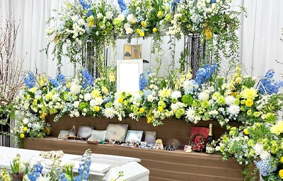 グリーンを基調に爽やかで落ち着いた花祭壇