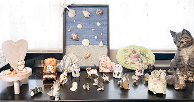 奥様が手作りした作品と猫グッズ
