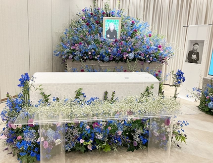 サムライブルーの花々があふれる祭壇