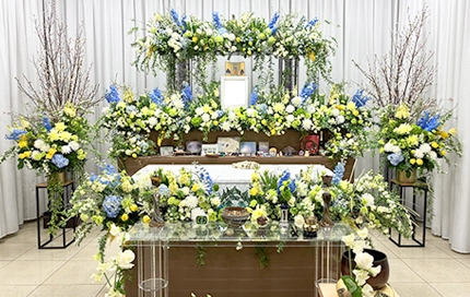 アクティブではつらつとした叔母様をイメージした花祭壇