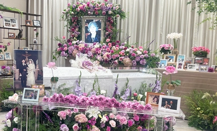 自然をこよなく愛した妻に贈る最高の花祭壇