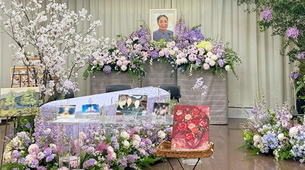 人への愛に満ちたお母様に花と緑に包まれたお見送り