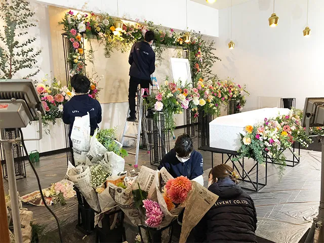 花の運び込みから設営まで