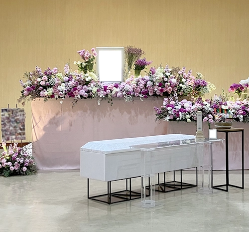 明るいお花と音楽でお見送りした自由葬