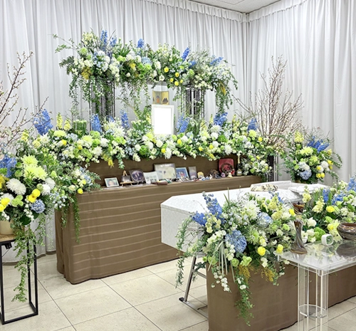 アクティブではつらつとした叔母様をイメージした花祭壇