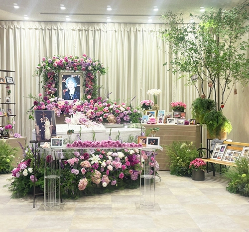 自然をこよなく愛した妻に贈る最高の花祭壇