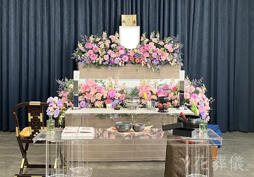 花祭壇ギャラリー　ピンクの濃淡で色々バリエーションをもたせた華やかな花祭壇