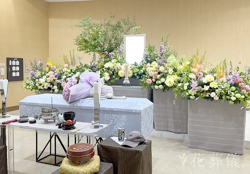 花の祭壇　黄色、ピンク、紫のグラデーション、そして美しく伸びる青々とした枝葉で「白樺 青空 南風」が吹く美しい故郷の情景を表し、季節が巡り、また温かい春が訪れるような、生命力と優しさに満ちた空間をイメージして