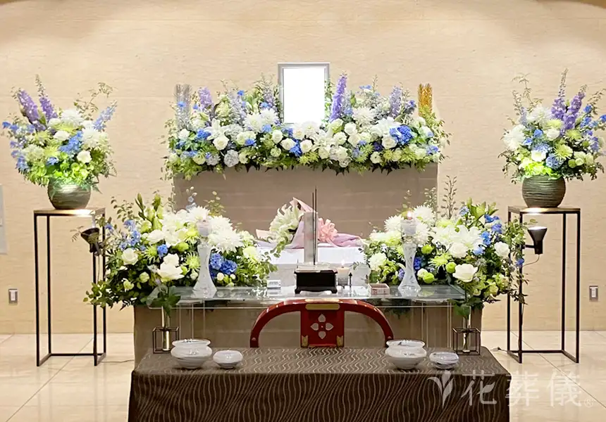 花葬儀の花祭壇　どんな時も家族の支えとなり、自分の信念を貫いた「芯の強さ」を象徴するユリと、共に過ごしたかけがえのない団欒の日々を大好きだったアジサイでお飾りした世界でたったひとつの花祭壇