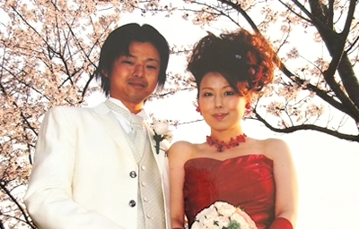 特別な思い出の花・桜が背景に咲いてる結婚式のお写真