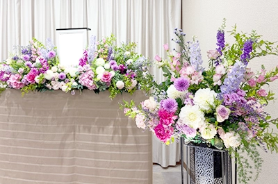 お母様がお好きだった紫やピンク色のお花でいっぱいの花祭壇