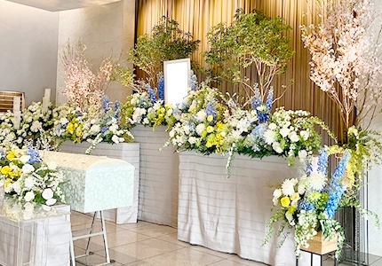 ご主人と一緒に散歩しているような桜並木をイメージした花祭壇