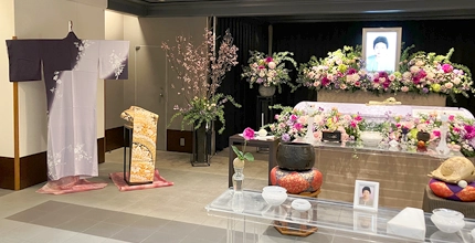桜の木とバラで空間を演出した温かな家族葬
