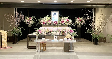 お客様インタビュー　桜の木とバラで空間を演出した温かな家族葬