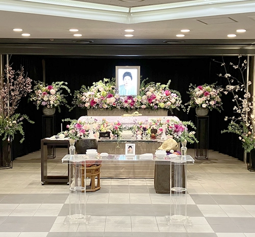 桜の木とバラで空間を演出した温かな家族葬