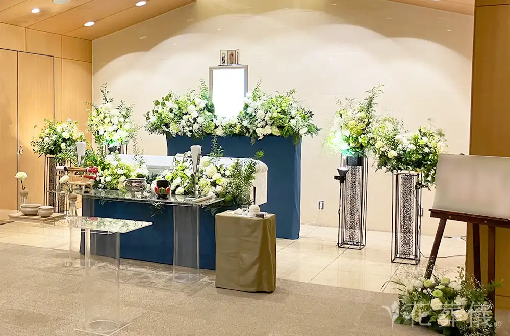 山寺を吹き抜ける白妙の風の花祭壇