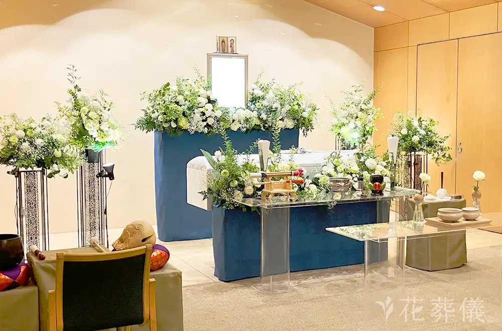 山寺を吹き抜ける白妙の風の花祭壇