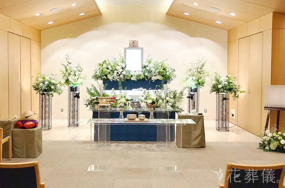 山寺を吹き抜ける白妙の風の花祭壇