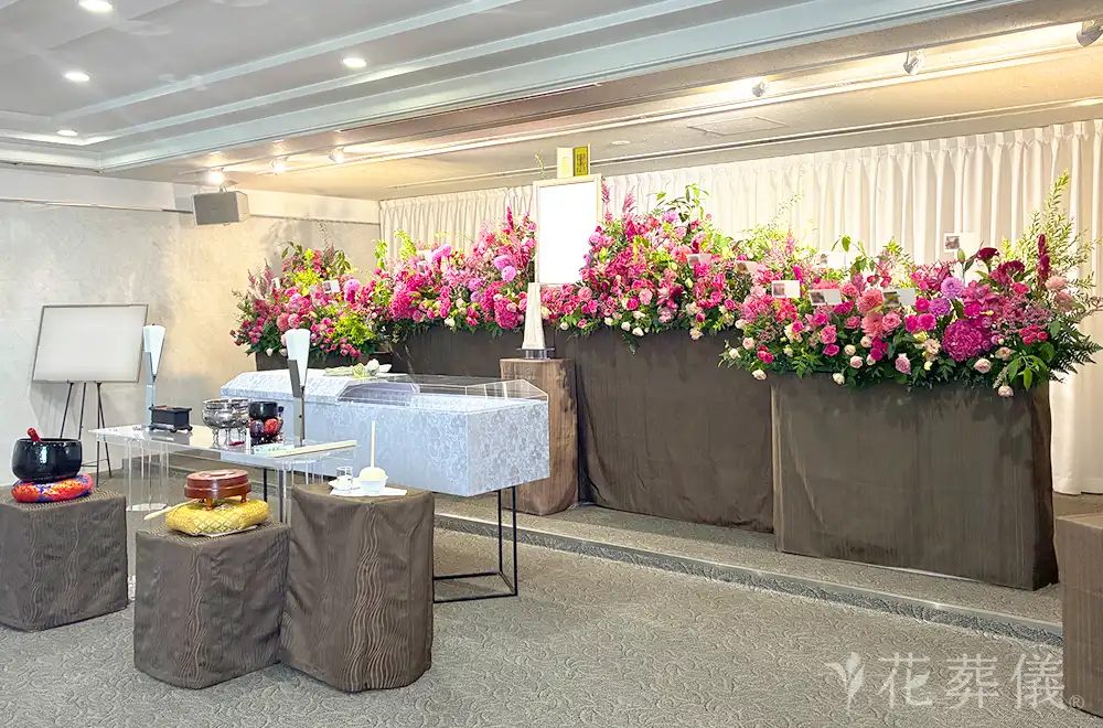 ピンク燃ゆるの花祭壇