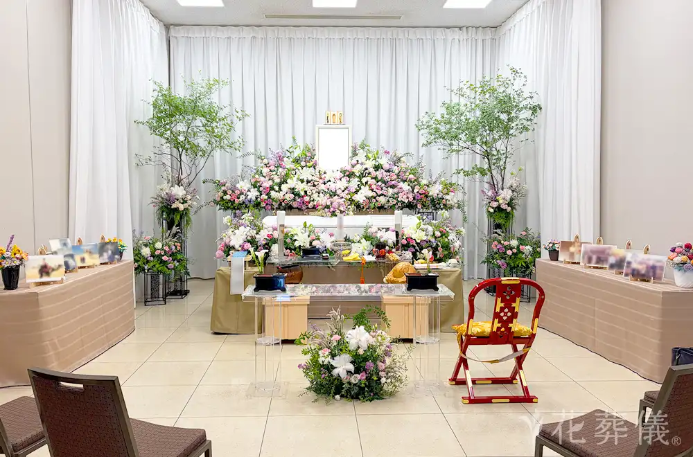 優しく上品な母の花祭壇