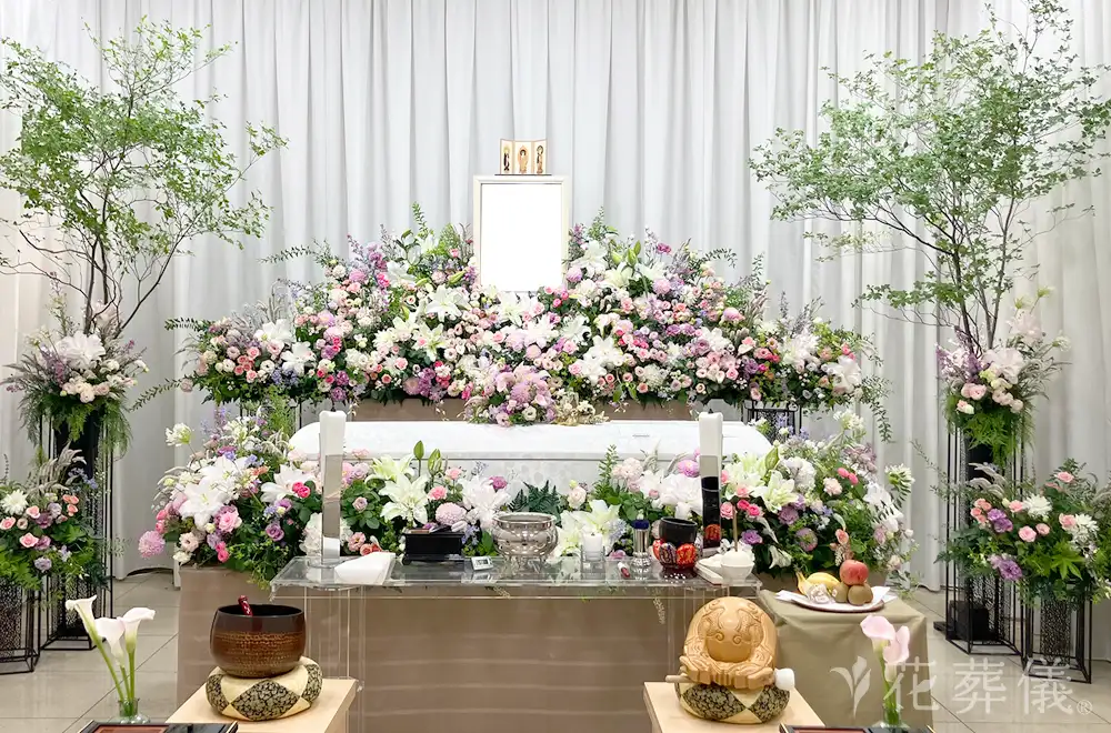 優しく上品な母の花祭壇