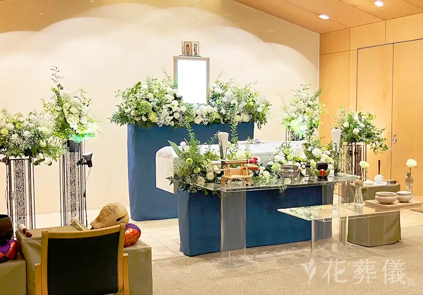 花祭壇のデザイン　厳格な品格を保ちながらも、自然を愛した、心が安らぐ落ち着いた空間の中で派手さを一切削ぎ落とした「白×グリーン」の洗練された世界をイメージして