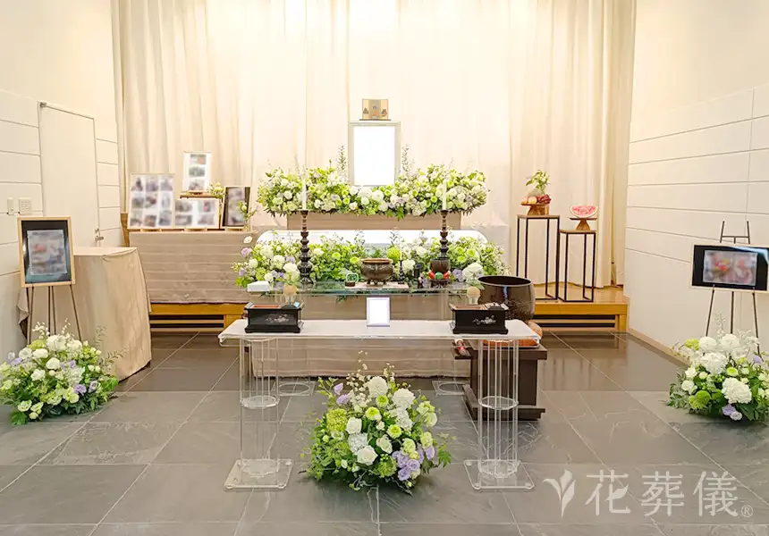 花祭壇のデザイン　お花が大好きで、毎日優しく声をかけながら土を触っている、明るく朗らかな笑顔が今にも浮かんでくるような、ご自宅の庭で大好きな花々に囲まれた温かい空間をイメージして