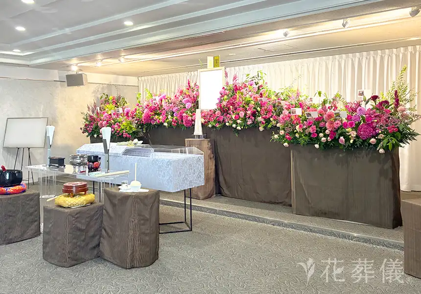 花祭壇のデザイン　鮮やかなピンク、濃いマゼンタ、深みのある赤紫のグラデーションにしたお花をお飾りし、見る人の心をパッと明るくするような大きなお花畑をイメージして