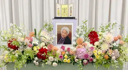 社交的な母に似合う、華やかな花に囲まれた祭壇