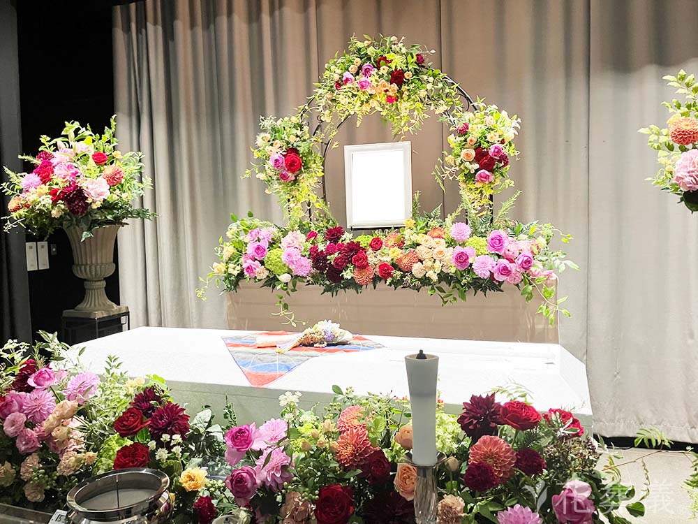 横浜市北部斎場で葬儀を行ったお客様の祭壇写真01
