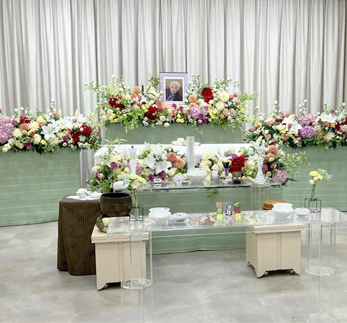 社交的な母に似合う、華やかな花に囲まれた葬儀